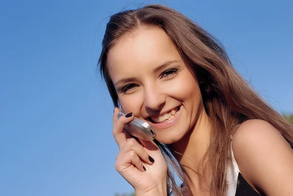 Ganska leende ung kvinna talar om mo — Stockfoto