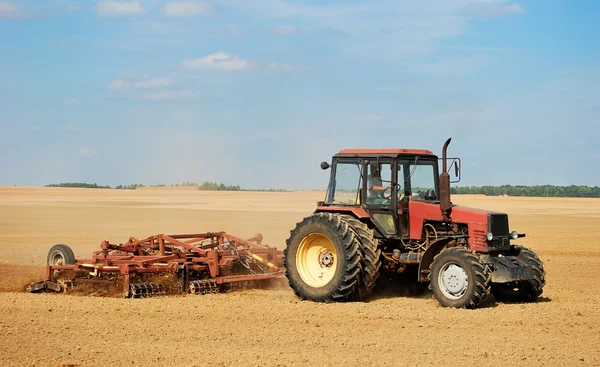 Ploghing traktor — Stockfoto