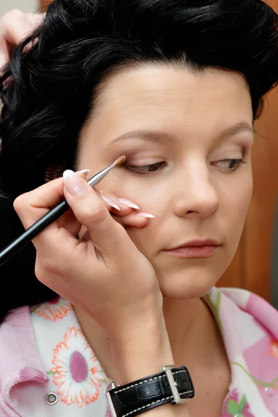Making-up with eye shadow — Stock Photo, Image