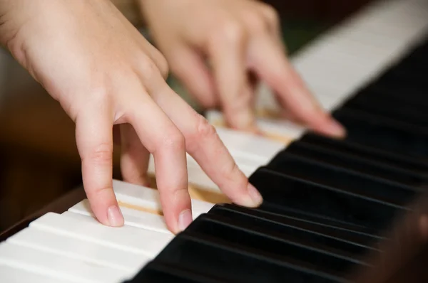 Handen op toetsen van een piano — Stockfoto