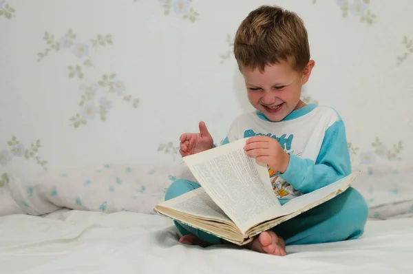 Niño con libro —  Fotos de Stock