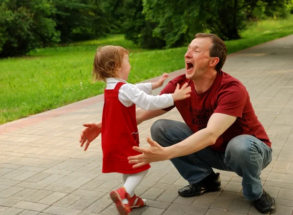 Smějící se muž (otec) si hraje s littl — Stock fotografie