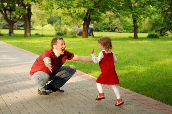 小さな女の子と遊ぶ人 — ストック写真