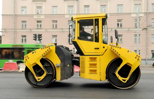 Pavimentazione asfalto giallo macchina — Foto Stock