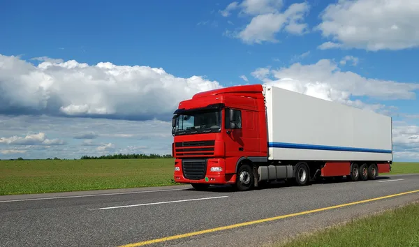 Rode vrachtwagen met witte aanhangwagen — Stockfoto