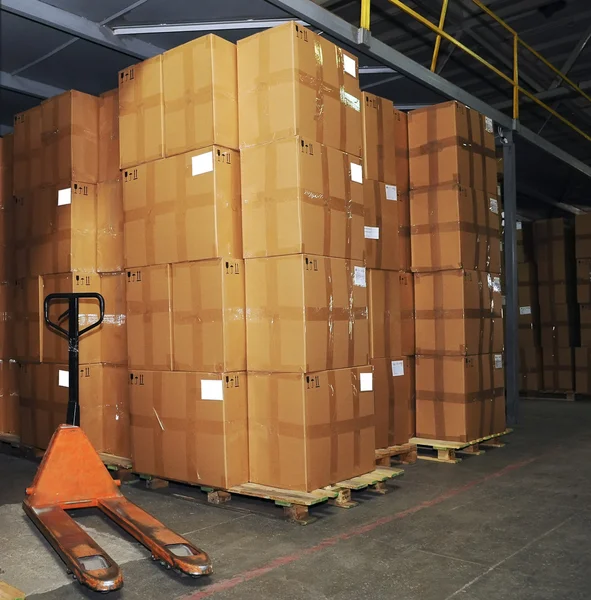 Catron krabice a paletový vozík v warehou — Stock fotografie