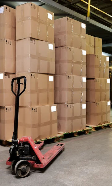 Kotak catron dan truk pallet di Warehou — Stok Foto