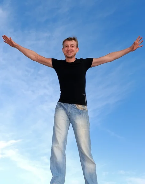 Joven hombre feliz con los brazos abiertos al aire libre — Foto de Stock