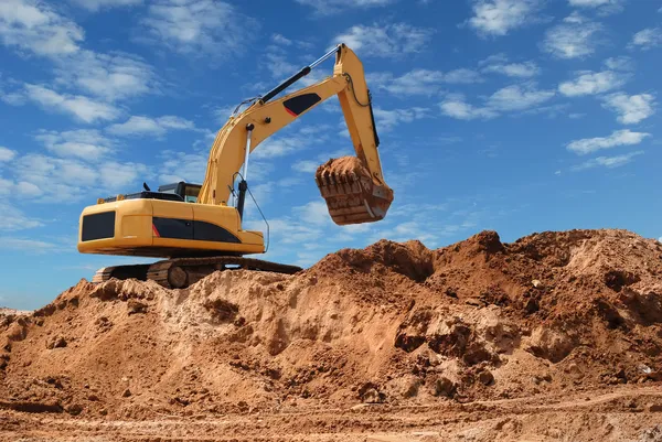 Bulldozer escavadeira na areia — Fotografia de Stock