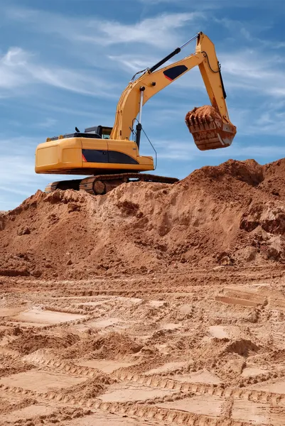 Bulldozer escavadeira na areia — Fotografia de Stock