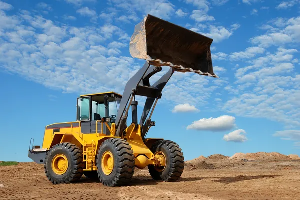 Wheel loader bulldozer in sandpit — Stock Photo, Image