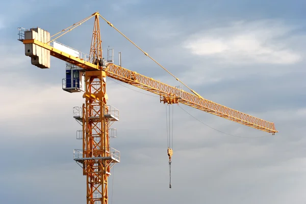 Single yellow tower crane — Stock Photo, Image