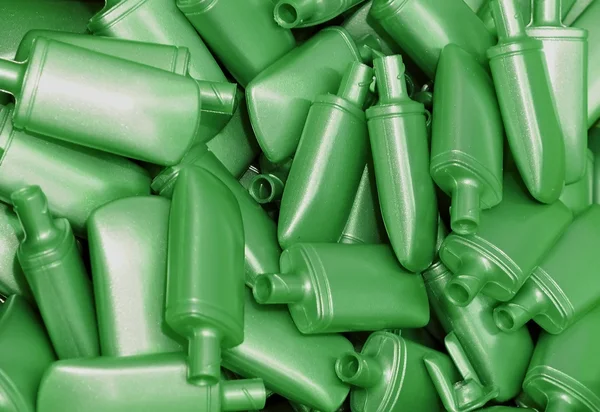 Купка зелених пластикових пляшок — стокове фото