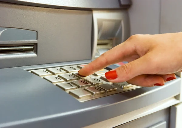 За допомогою банкомат банку — стокове фото