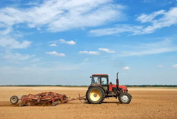 Rolnictwo traktor uprawa na zewnątrz — Zdjęcie stockowe