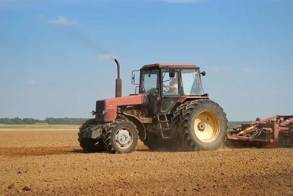 耕すトラクターを屋外で農業 — ストック写真
