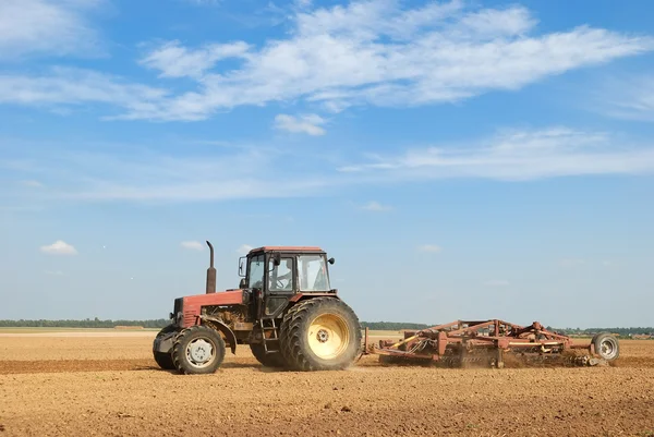Mezőgazdasági felszántása traktor szabadban — Stock Fotó
