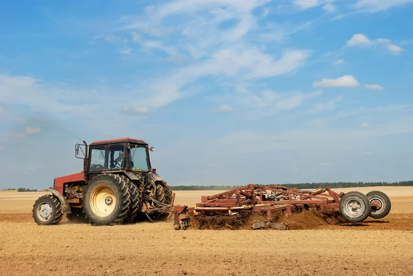 Jordbruk plöjningsceremonin traktor utomhus — Stockfoto