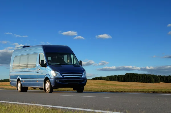 Blauwe minibus op snelweg — Stockfoto