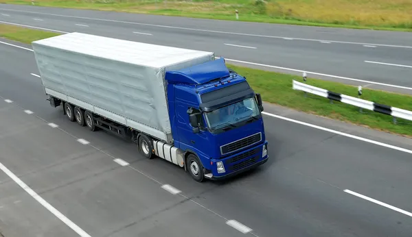 Blauwe vrachtwagen met grijze aanhangwagen (bovenste weergave — Stockfoto