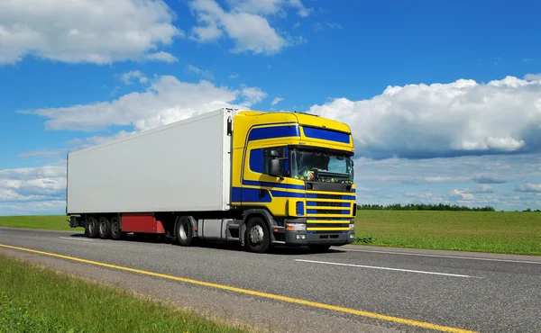 Single truck with blue-yellow cabin movi — Stock Photo, Image