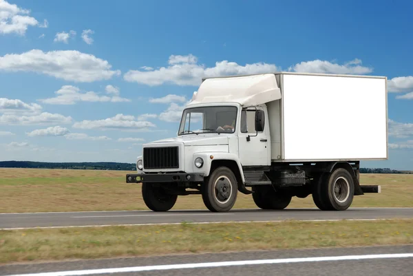 Jediný bílý střední nákladní automobil — Stock fotografie