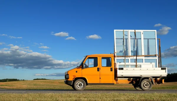 Lastbilen leverera dubbelglasade winows — Stockfoto