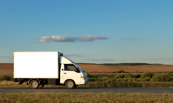 Белый лёгкий грузовик — стоковое фото