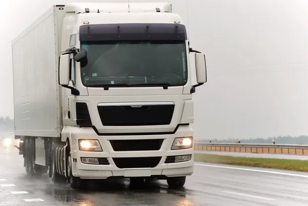 雨の中に白いトラック — ストック写真