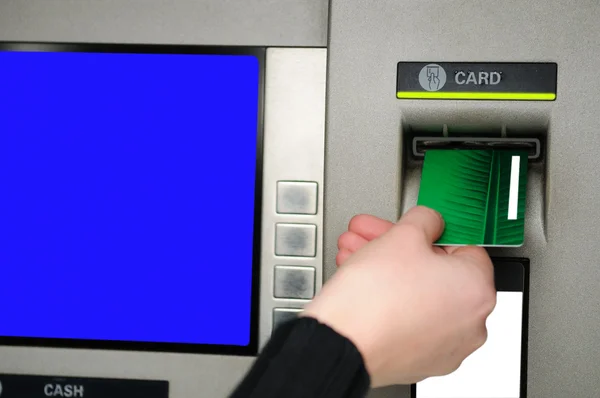 Insertion d'un visa de carte plastique dans le distributeur automatique — Photo