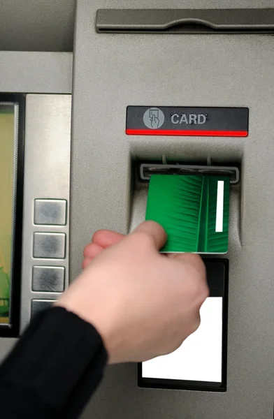 Insertion d'un visa de carte plastique dans le distributeur automatique — Photo