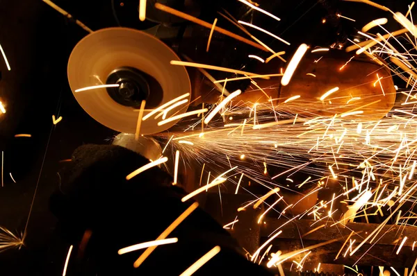 Sharpening and cutting metal — Stock Photo, Image