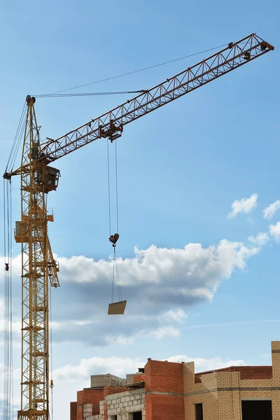 Column crane building a house — Stock Photo, Image
