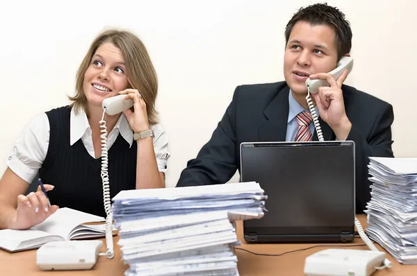 Operadores felices hablando por teléfono — Foto de Stock