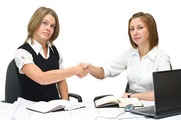 Duas mulheres de negócios apertando as mãos — Fotografia de Stock