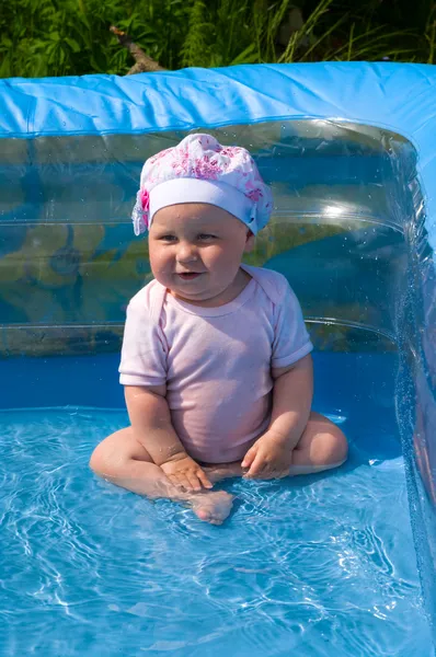 Meisje in de lucht-zwembad — Stockfoto