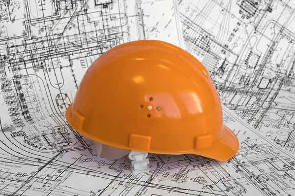 オレンジ色のヘルメットとプロジェクト図面 — ストック写真
