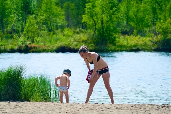 आई आणि मुलगा एक तलाव जवळ — स्टॉक फोटो, इमेज