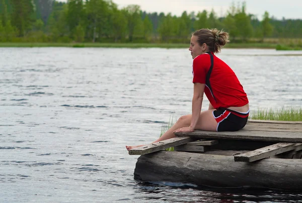 Frau meditiert, nahe am Wasser — Stockfoto
