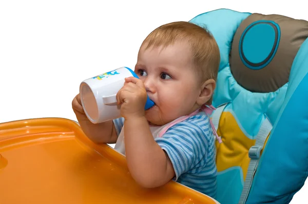 Пьющий ребенок — стоковое фото