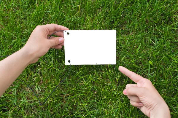 Hands holding a paper note — Stock Photo, Image