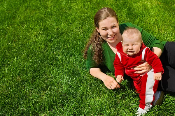 Mutter und Kind auf Gras — Stockfoto