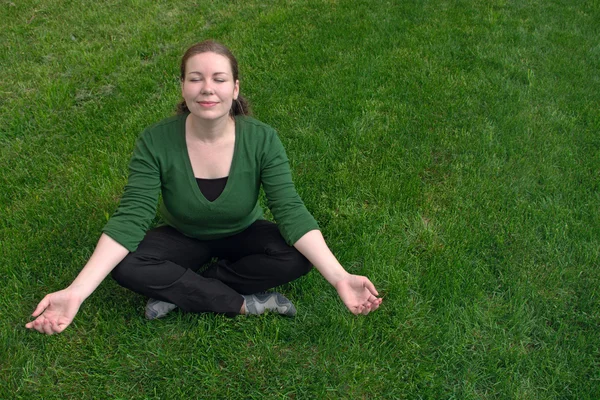 Femme méditer sur le terrain — Photo