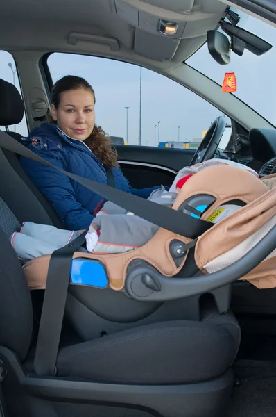 Mother and child in safety seat — Stock Photo, Image