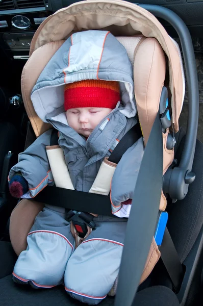 Niño en asiento de seguridad — Foto de Stock