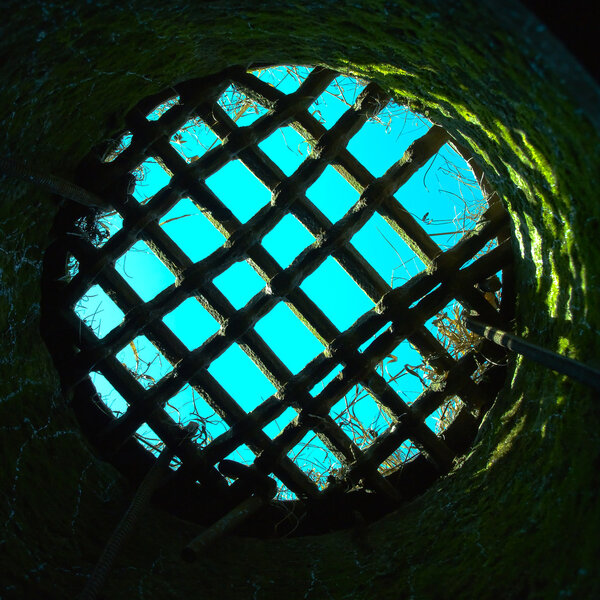 Круглая дыра с решеткой
