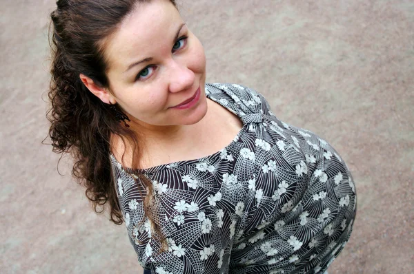 Gravid kvinna ser stelt. — Stockfoto