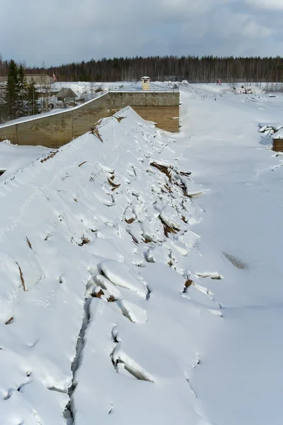 Paisagem de inverno com parede e floresta no horizonte — Fotografia de Stock