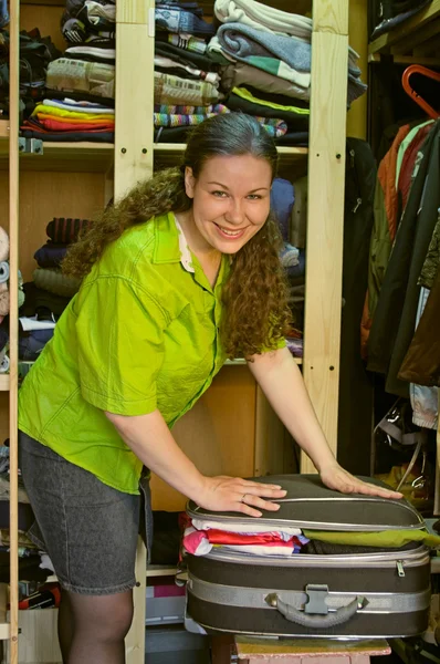 Mujer en el armario empaca las cosas en — Foto de Stock