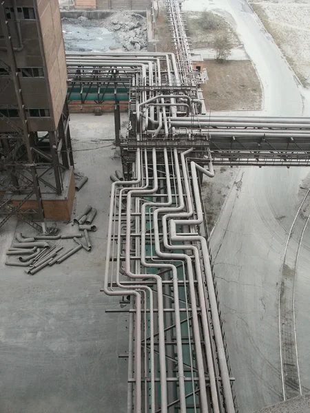 Nadzemních potrubí na továrnu — Stock fotografie